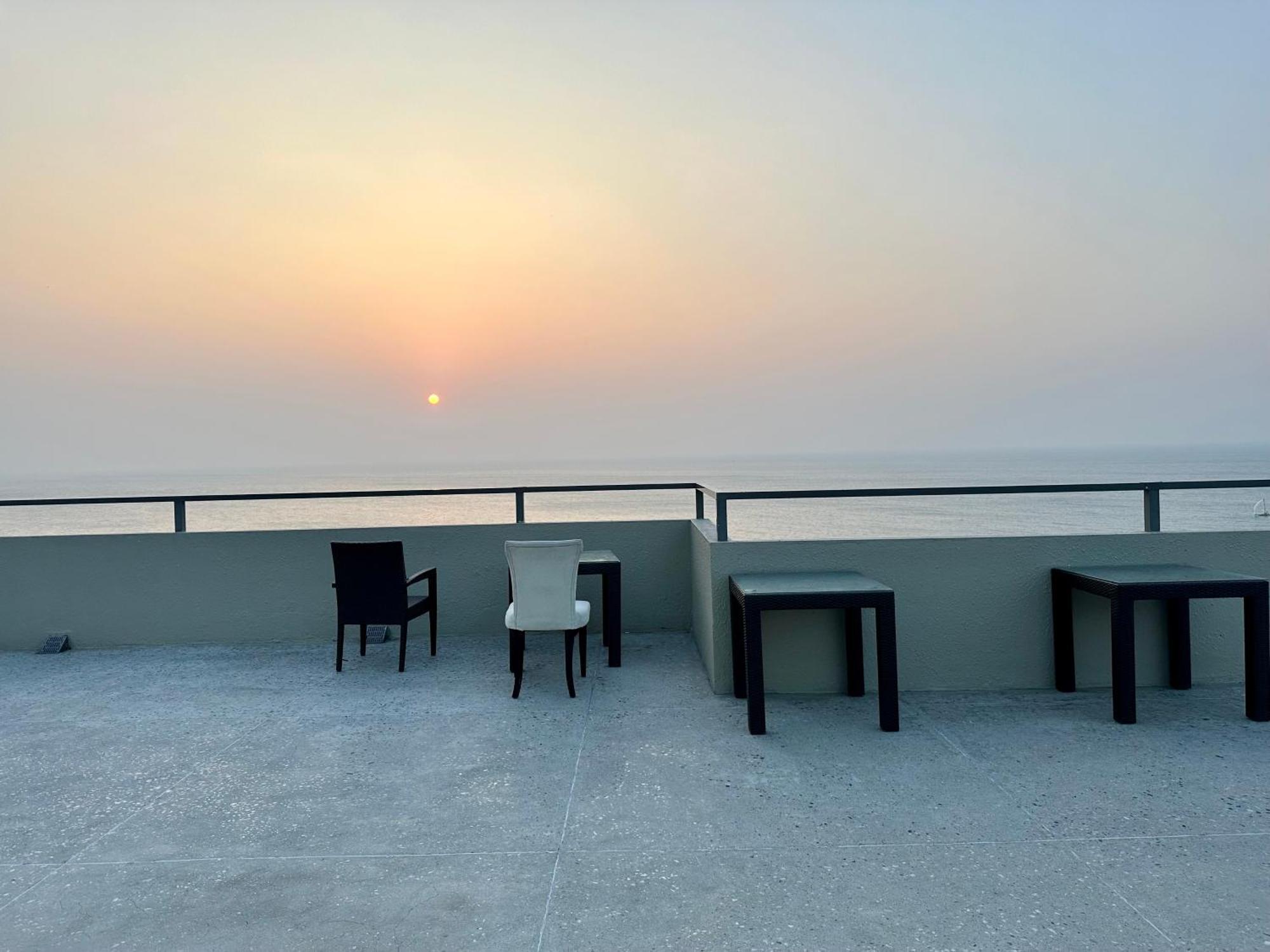 Ocean Breeze Hotel Residencies Britlanka Apartments Negombo Exterior foto